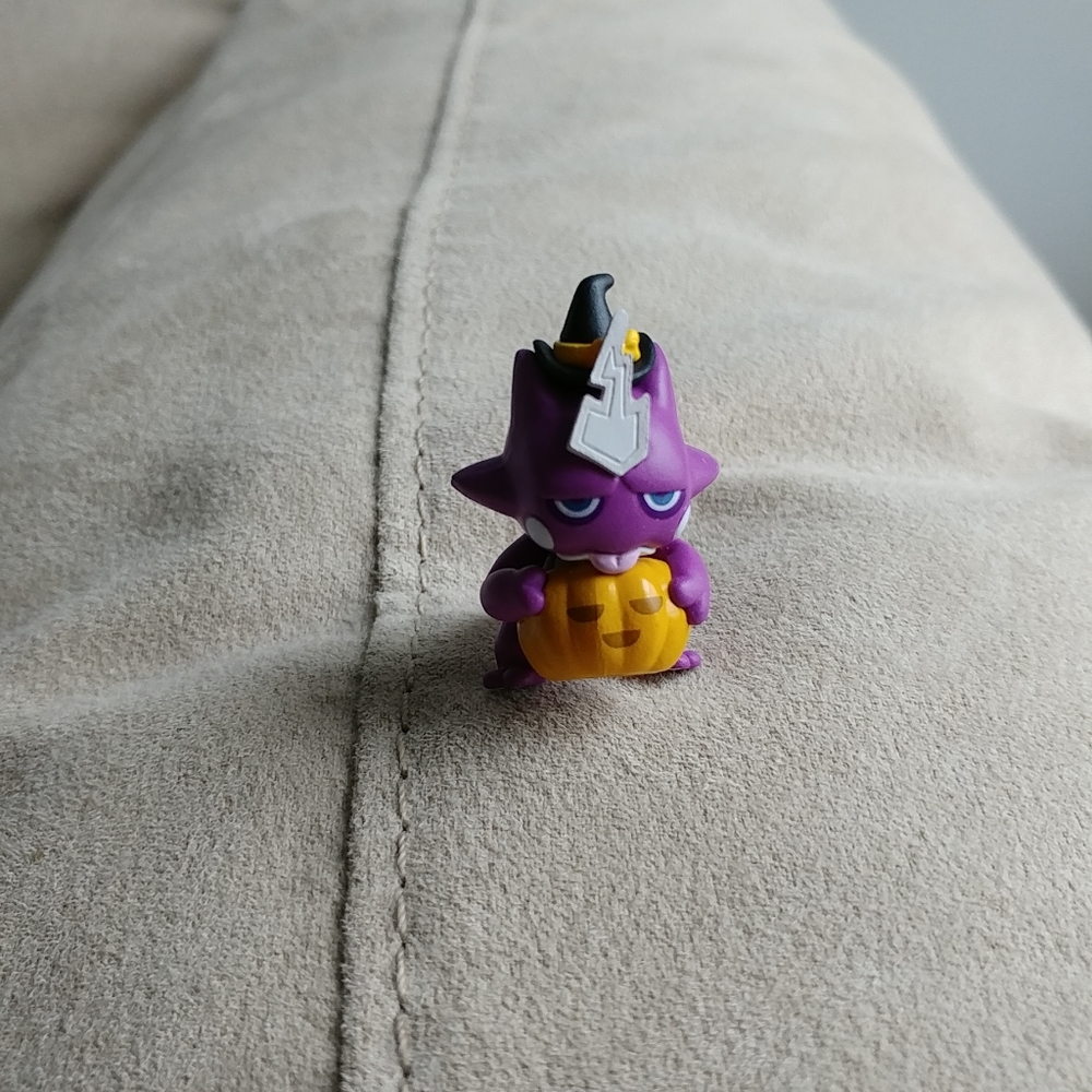 Pokemon Toxel Halloween mini vinyl figure - light orange pumpkin